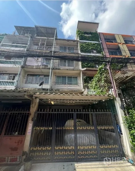 อาคารพาณิชย์ ขายในPhra Khanong, Bangkok - อาคารพาณิชย์ 4 ชั้น ด้านหน้าพร้อมประตูเหล็ก ระเบียง และที่จอดรถมีหลังคา ในย่านบางจาก