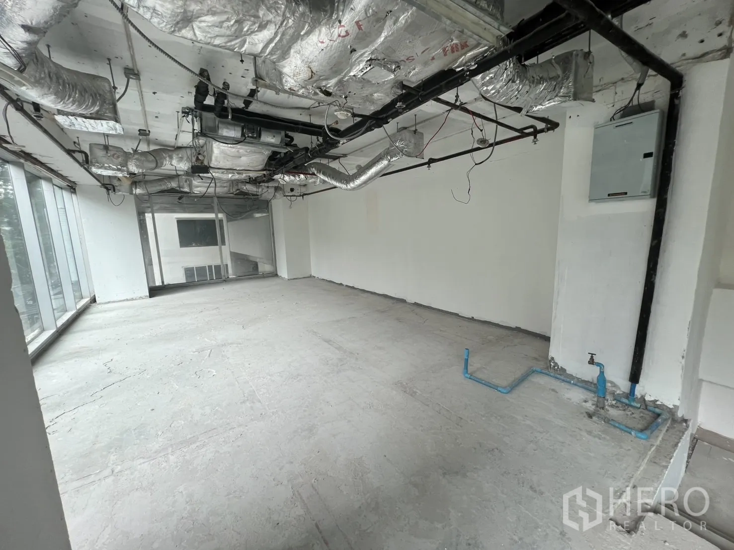 พื้นที่ขายปลีก ให้เช่าในBang Rak, Bangkok - ชั้นบนสภาพโครงพร้อมจุดท่อน้ำและงานระบบบนฝ้า