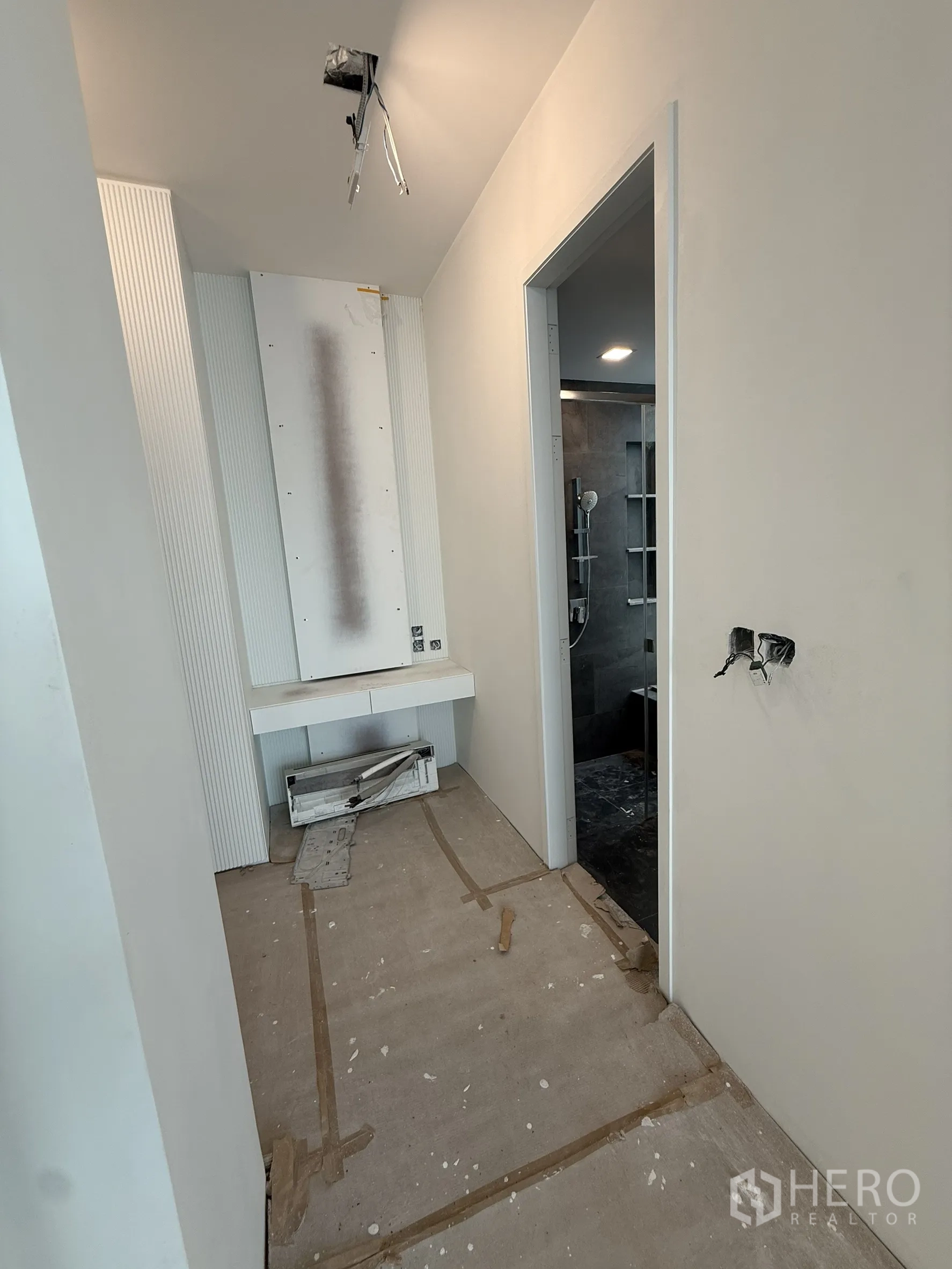 Detached House for sale in Bang Phli, Samut Prakan - Hallway leading to bathroom with vanity niche and door opening.