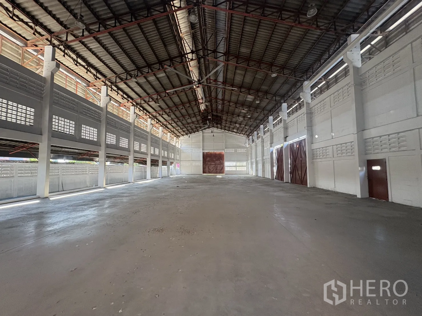 คลังสินค้า ให้เช่าในBang Phli, Samut Prakan - ภายในโกดังโปร่ง พื้นคอนกรีตและโครงหลังคาเหล็กสูง