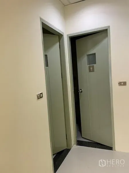 办公空间 出租在Watthana, Bangkok - 办公室内设独立卫生间，分别设置的两扇门。