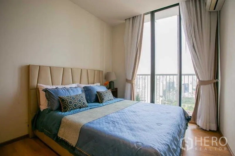 คอนโด ขายในKhlong Toei, Bangkok - ห้องนอนใหญ่เตียงคิง หน้าต่างบานใหญ่ ผ้าม่าน และวิวเมือง