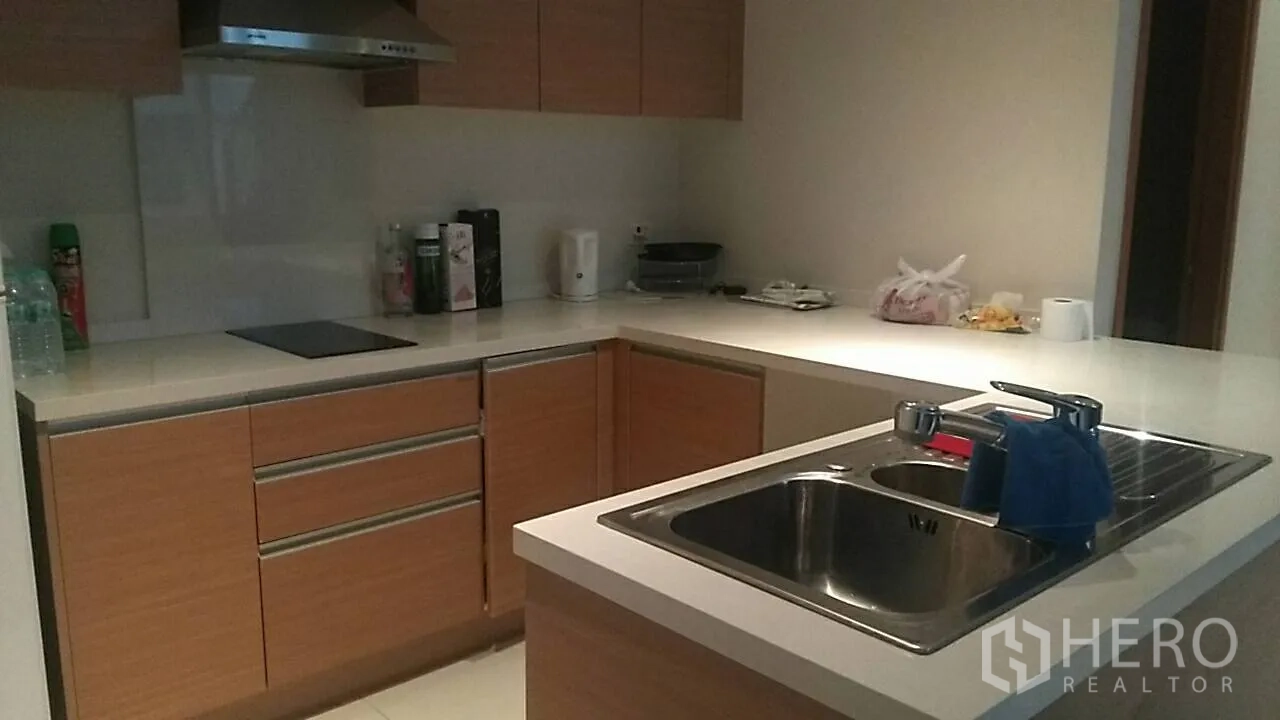 คอนโด ขายในKhlong Toei, Bangkok - ครัวรูปตัวแอลตกแต่งไม้ มีไอส์แลนด์พร้อมอ่างล้างจาน เตาและเครื่องดูดควัน