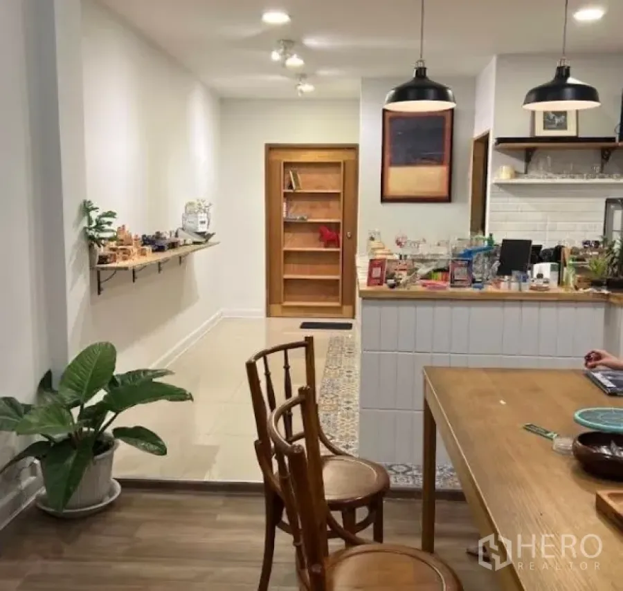 อาคารพาณิชย์ ให้เช่าในWatthana, Bangkok - ภายในอาคารพาณิชย์โทนอุ่น เคาน์เตอร์ไม้ โคมแขวน และที่นั่ง