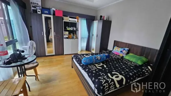 独立式住宅 出租或出售在Prawet, Bangkok - 采光充足的卧室，木地板，大窗户，定制衣柜与大床