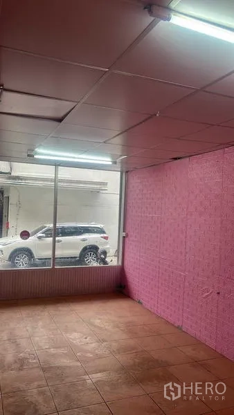 พื้นที่ขายปลีก ให้เช่าในBang Na, Bangkok - พื้นที่ภายในร้าน มีหน้าต่างกระจกบานใหญ่ติดถนน พื้นกระเบื้อง และไฟฟลูออเรสเซนต์
