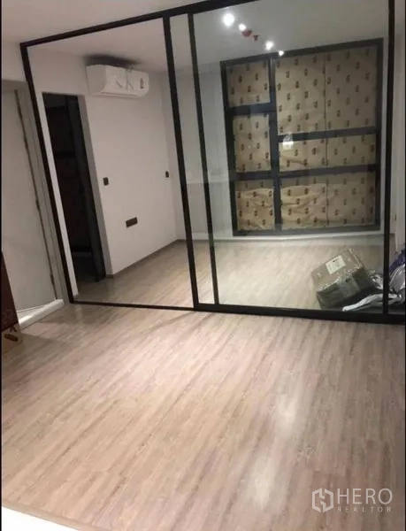 คอนโด ขายในKhlong Toei, Bangkok - พื้นที่โอเพ่นแพลนพร้อมประตูกระจกบานเลื่อน ไฟดาวน์ไลต์ และหน้าต่างบานใหญ่ปิดทึบชั่วคราว