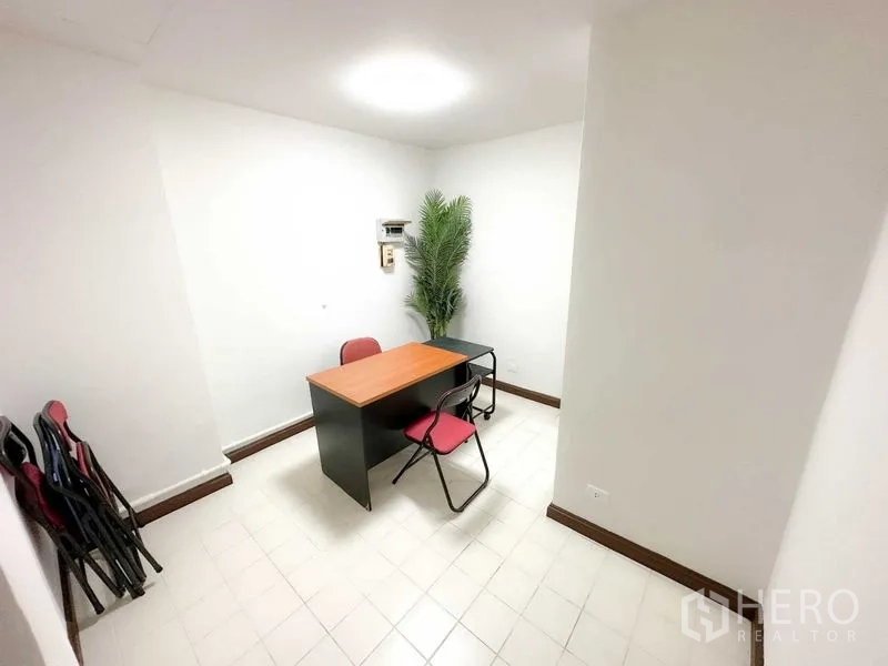 带办公室的家 出租在Phra Khanong, Bangkok - 小型办公间，含办公桌、折叠椅和绿植。