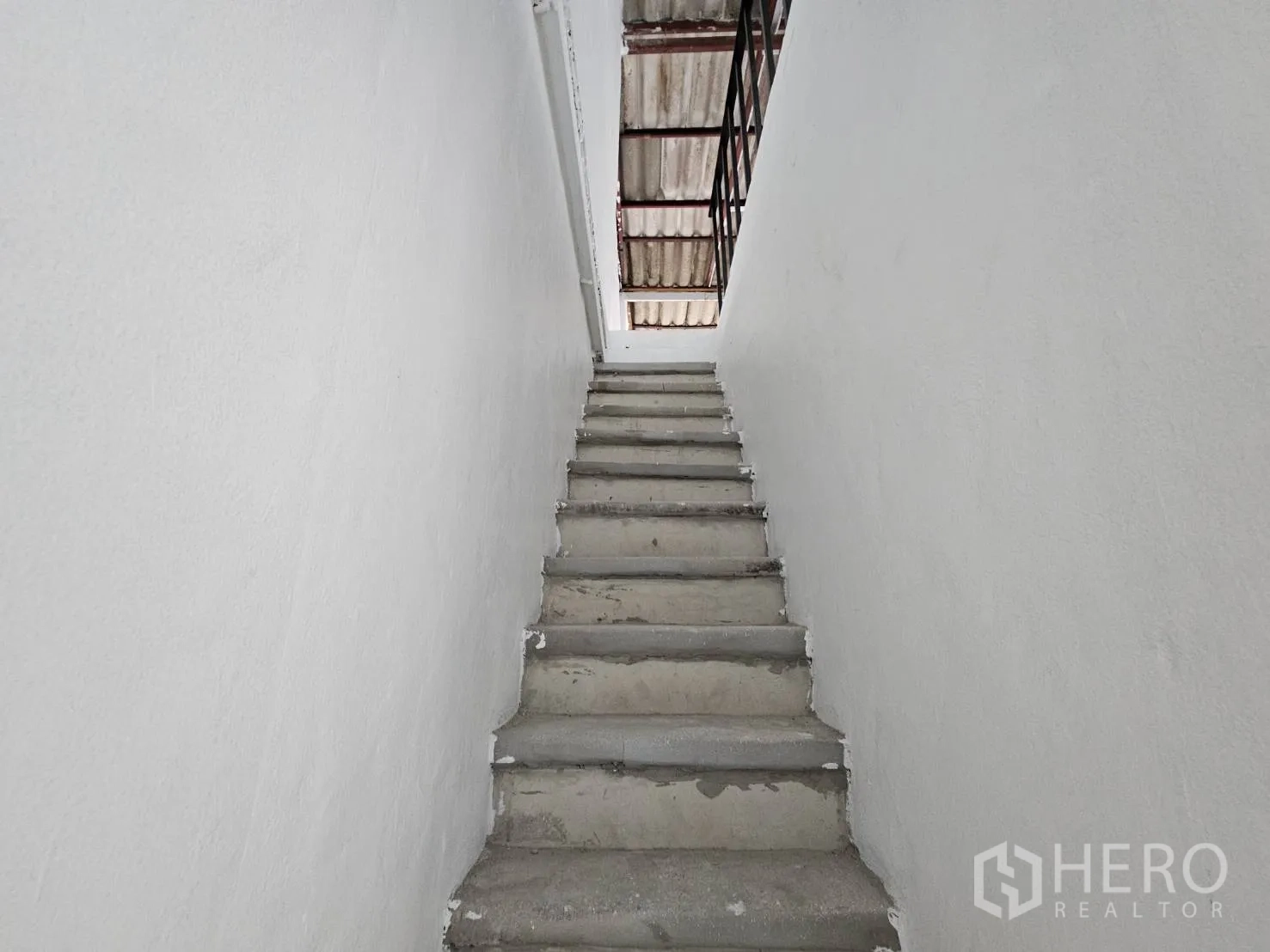 สำนักงานที่บ้าน ให้เช่าในKhlong Toei, Bangkok - บันไดคอนกรีตขึ้นสู่ชั้นบน พร้อมราวเหล็ก