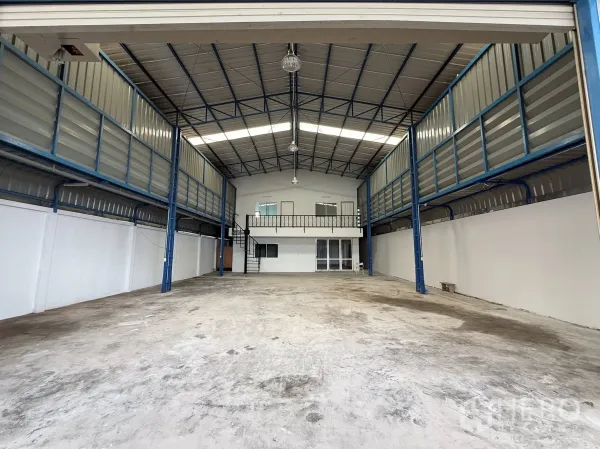 คลังสินค้า ให้เช่าหรือขายในBang Sao Thong, Samut Prakan - ลานรับส่งของเปิดโล่ง มองเห็นออฟฟิศชั้นลอยและช่องแสง