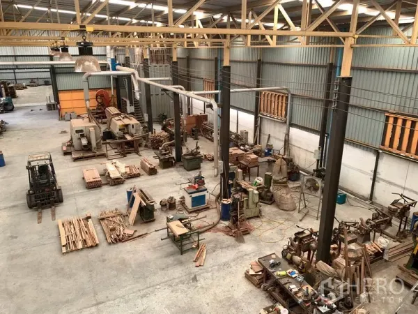 Home Office for rent in Lam Luk Ka, Pathum Thani - Industrial workshop hall with steel trusses, ventilation ducts and workstations.