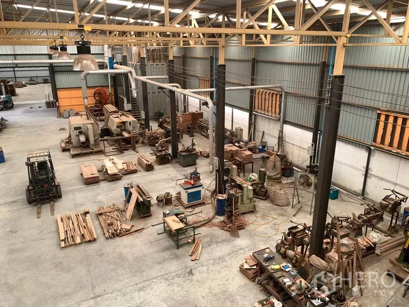 Home Office for rent in Lam Luk Ka, Pathum Thani - Industrial workshop hall with steel trusses, ventilation ducts and workstations.