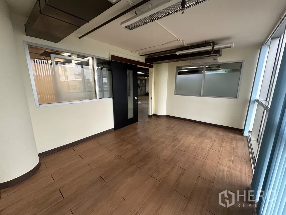 คลังสินค้า ให้เช่า - พื้นที่หน้าทางเข้าพร้อมประตูบานเลื่อนสีดำ หน้าต่างภายใน และระบบปรับอากาศแบบฝังฝ้า