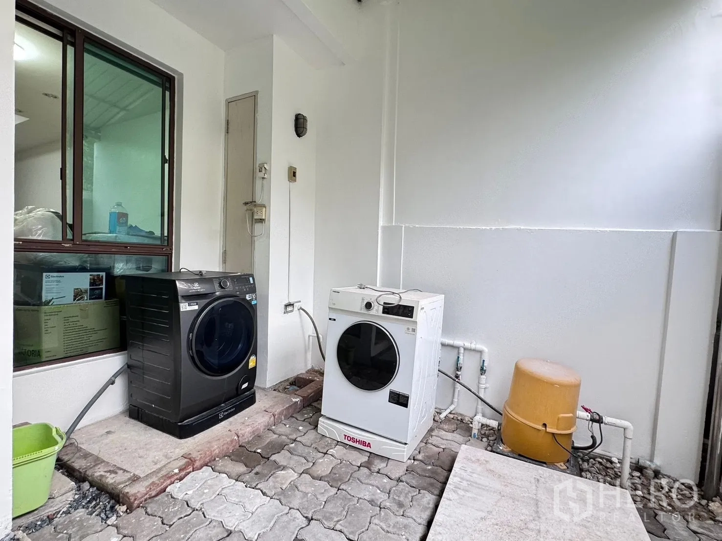 联排别墅 for rent in Phra Khanong, Bangkok - 带顶室外洗衣区，配两台洗衣机与水泵。