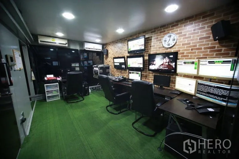 联排别墅 出售在Wang Thonglang, Bangkok - 办公室，多屏监控墙、砖纹墙面与绿色地毯