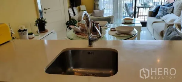 คอนโด ให้เช่าหรือขายในKhlong Toei, Bangkok - อ่างล้างจานสไตล์ไอส์แลนด์ หันหน้าไปยังโซนทานอาหารและห้องนั่งเล่นสว่าง