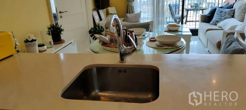 คอนโด ให้เช่าหรือขายในKhlong Toei, Bangkok - อ่างล้างจานสไตล์ไอส์แลนด์ หันหน้าไปยังโซนทานอาหารและห้องนั่งเล่นสว่าง