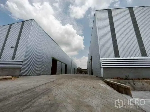 คลังสินค้า ให้เช่าในBang Phli, Samut Prakan - อาคารโกดังผนังเมทัลชีทพร้อมถนนคอนกรีตกว้างในบางพลี ใต้ท้องฟ้าโปร่ง