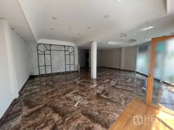 Retail Space for rent in Watthana, Bangkok - Spacious retail hall with polished marble floors, curved ceiling and decorative accent wall.