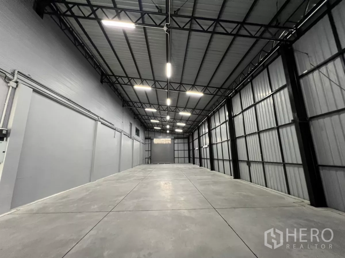 货栈 出租在Yan Nawa, Bangkok - 干净的285平方米仓储大厅，抛光地坪与均匀灯光。