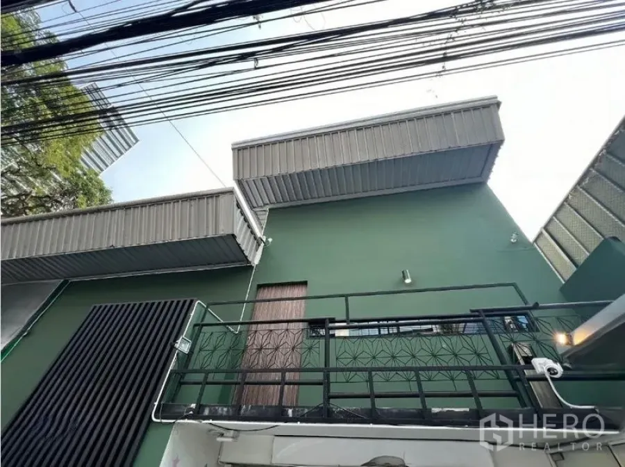 พื้นที่ขายปลีก ให้เช่าในWatthana, Bangkok - มุมมองหน้าร้านสีเขียว ระเบียง และกันสาดโลหะ บริเวณทองหล่อ