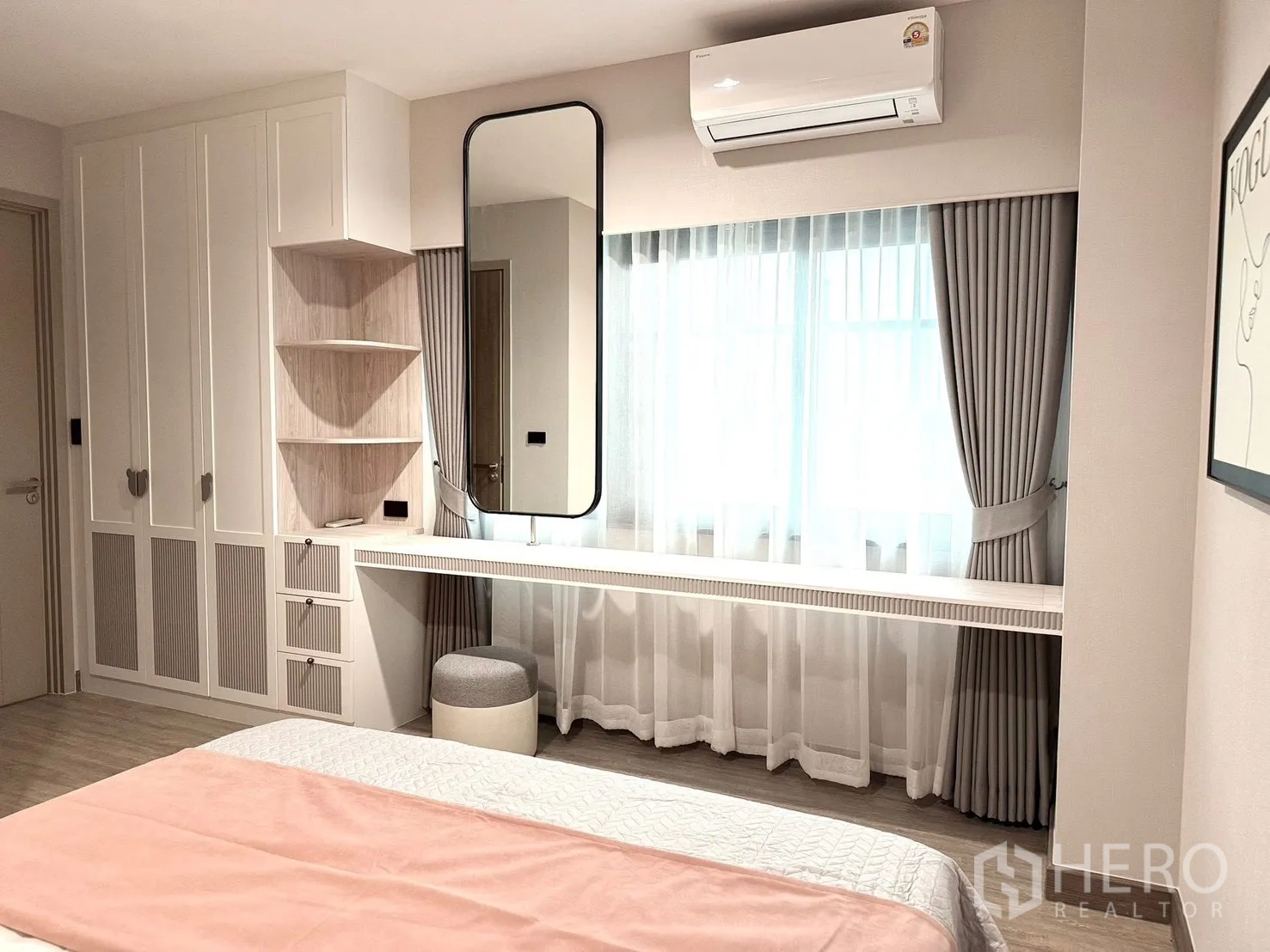 บ้านแฝด for rent in Bang Phli, Samut Prakan - ห้องนอนสว่างพร้อมตู้เสื้อผ้าบิวท์อิน โต๊ะเครื่องแป้ง กระจกเงาสูง ผ้าม่าน และเครื่องปรับอากาศ