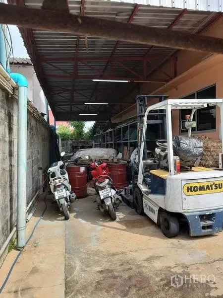 零售空间 出售在Bang Khun Thian, Bangkok - 有顶装卸区，停放叉车、油桶与摩托车。