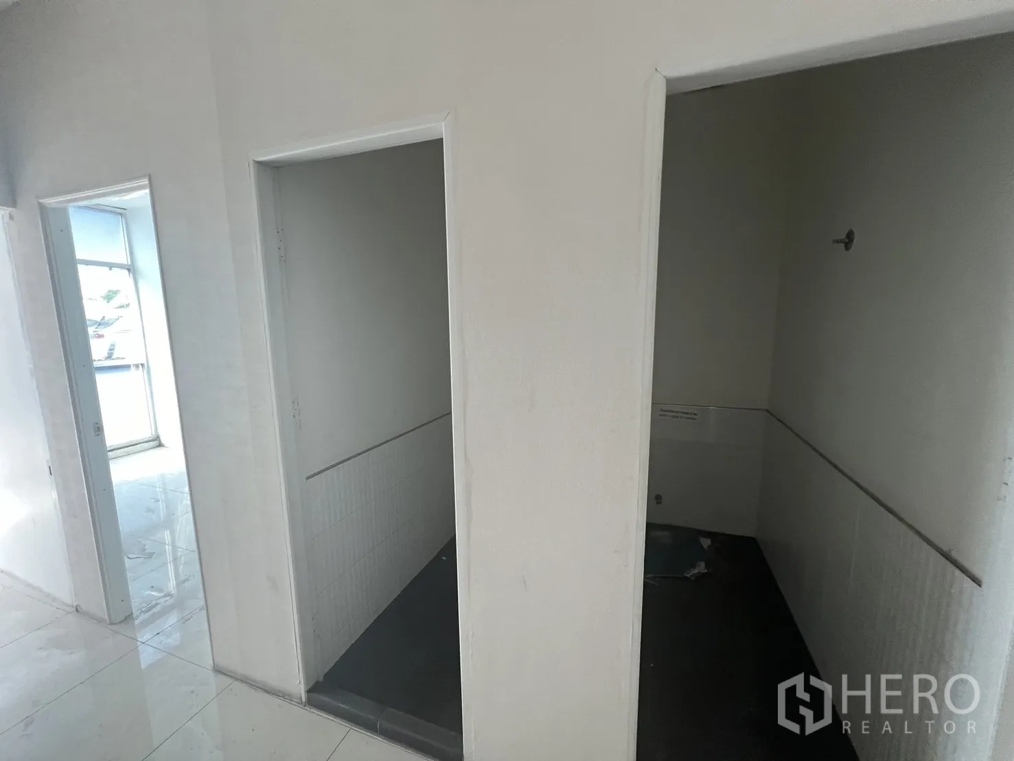 พื้นที่ขายปลีก ให้เช่าในKhlong Toei, Bangkok - ประตูห้องน้ำหลายห้องติดกับโถงทางเดินสว่าง