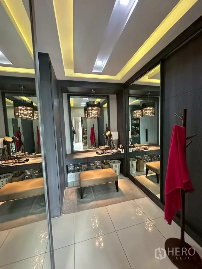 Detached House for sale in Bang Lamung, Chon Buri - Walk-in closet with mirrored wardrobes and dressing table seating.