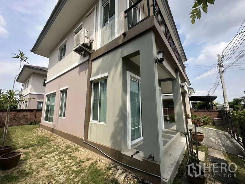 บ้าน ขายในSai Mai, Bangkok - เฉลียงข้างบ้านมีเสา ประตูบานเลื่อน และทางเดินสู่สวน