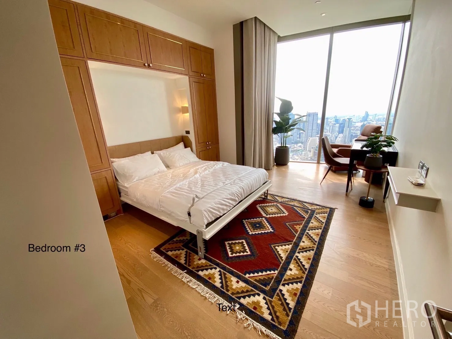 คอนโด ให้เช่าในKhlong San, Bangkok - ห้องนอนที่สาม ตู้บิลท์อินไม้ พรมลาย และหน้าต่างเต็มผนังวิวเมือง