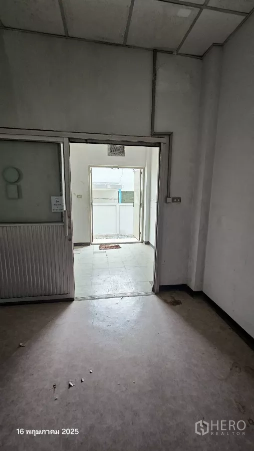 Retail Space for rent in Phra Khanong, Bangkok - Interior view through a doorway connecting two rooms with natural light.