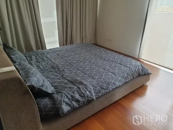 คอนโด ให้เช่าในPathum Wan, Bangkok - ห้องนอนอบอุ่น เตียงคู่ พื้นไม้ และหน้าต่างเต็มบานพร้อมผ้าม่านทึบ มุมมองวิวเมือง