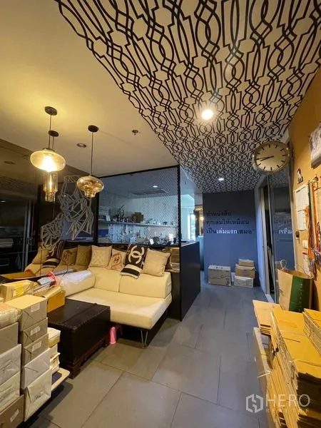 สำนักงาน ให้เช่าในPhaya Thai, Bangkok - โถงเข้า–รับรอง เพดานลายกราฟิก นาฬิกาแขวน และโซฟาข้างฉากกั้น