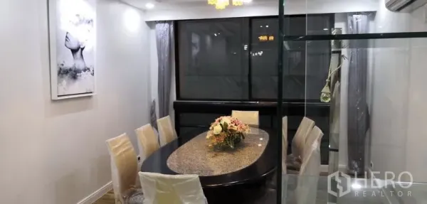 คอนโด ให้เช่าในKhlong Toei, Bangkok - มุมรับประทานอาหารโต๊ะทรงวงรีท็อปหิน เก้าอี้หกที่นั่ง และตู้กระจก