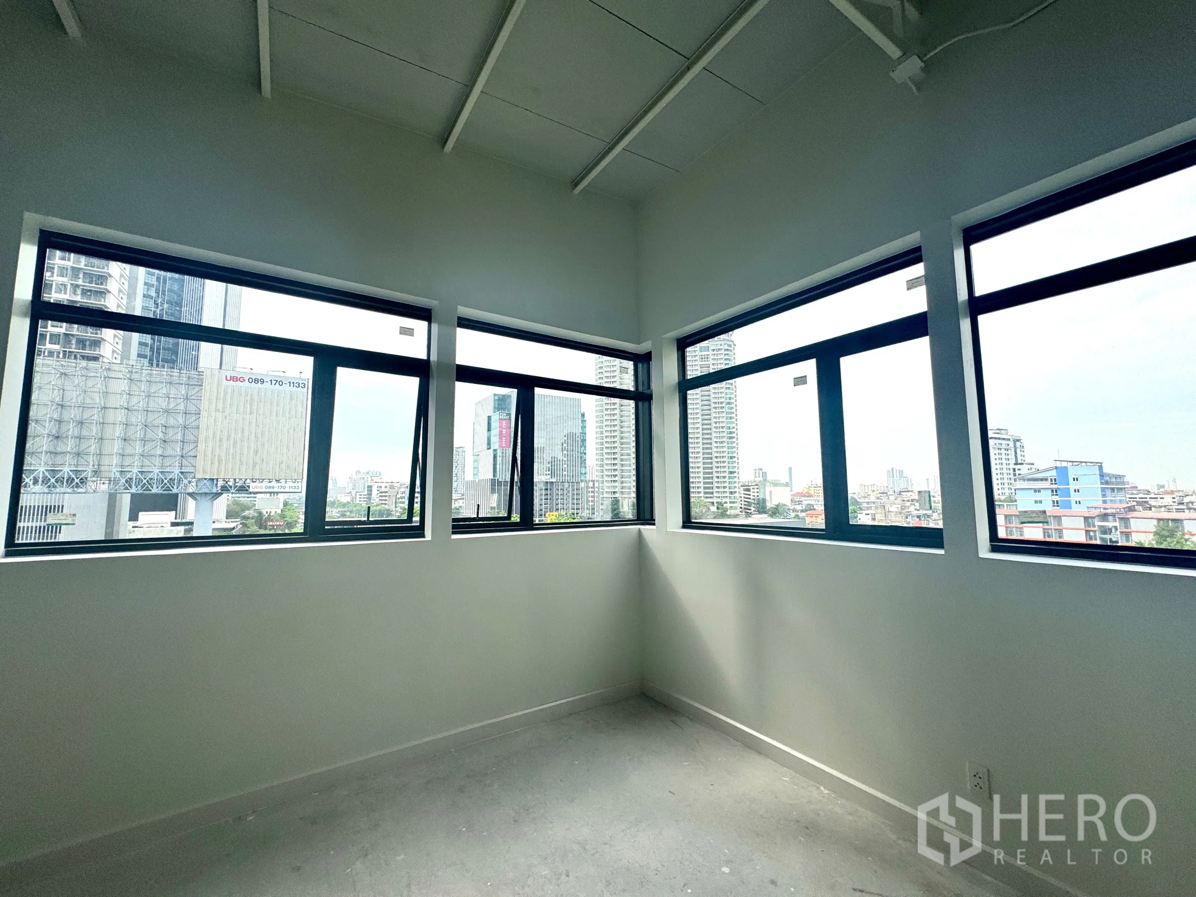 办公室 for rent in Sathon, Bangkok - 转角办公区设有环窗，俯瞰曼谷天际线景观。