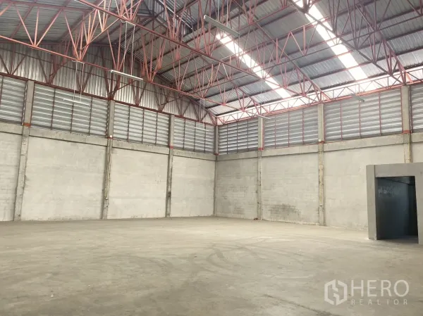 货栈 出租在Khlong Sam Wa, Bangkok - 高挑货舱区，金属桁架屋顶与上部百叶通风墙。