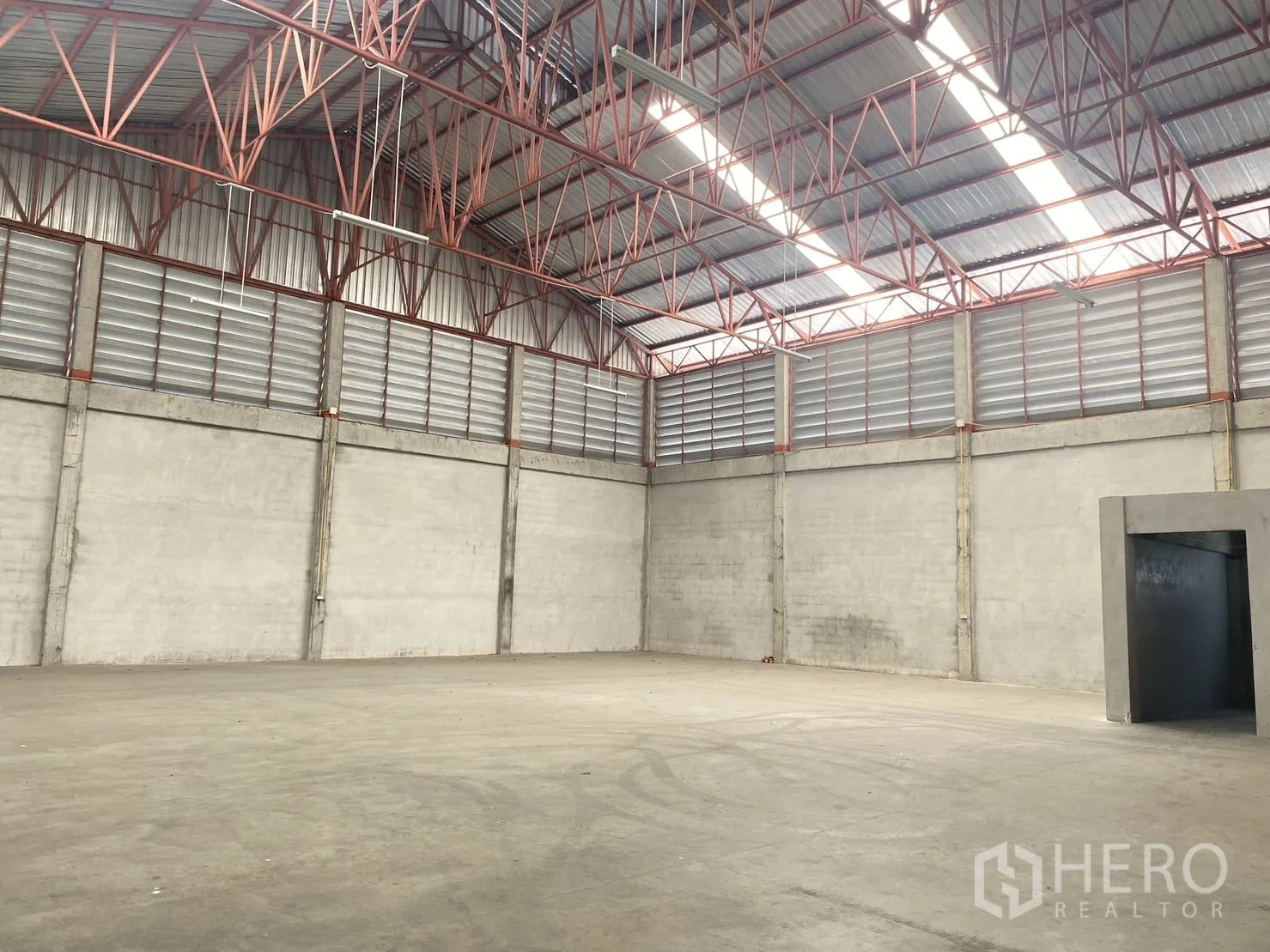 货栈 出租在Khlong Sam Wa, Bangkok - 高挑货舱区，金属桁架屋顶与上部百叶通风墙。