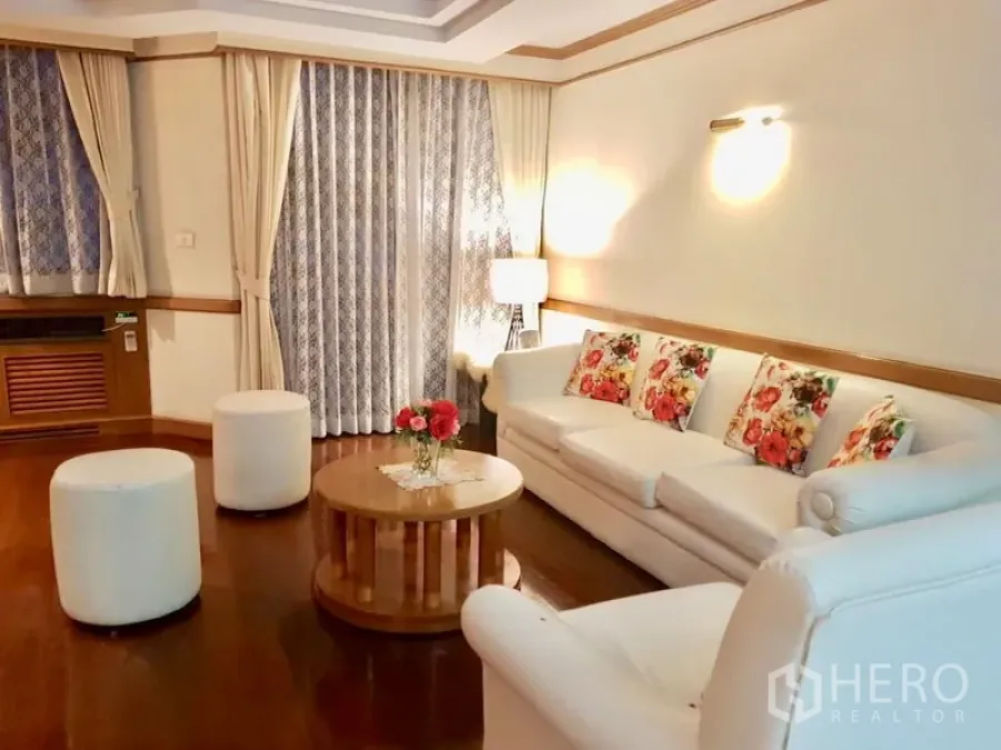 คอนโด ให้เช่าในWatthana, Bangkok - ห้องนั่งเล่นสบายตาด้วยโซฟาสีขาว ผ้าม่าน และไฟส่องสว่างนุ่มนวล