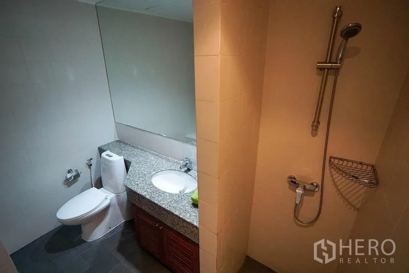 อพาร์ทเมนท์ ให้เช่าในWatthana, Bangkok - ห้องน้ำขนาดกะทัดรัดพร้อมฝักบัวแบบวอล์กอิน เคาน์เตอร์หินแกรนิต และโถสุขภัณฑ์