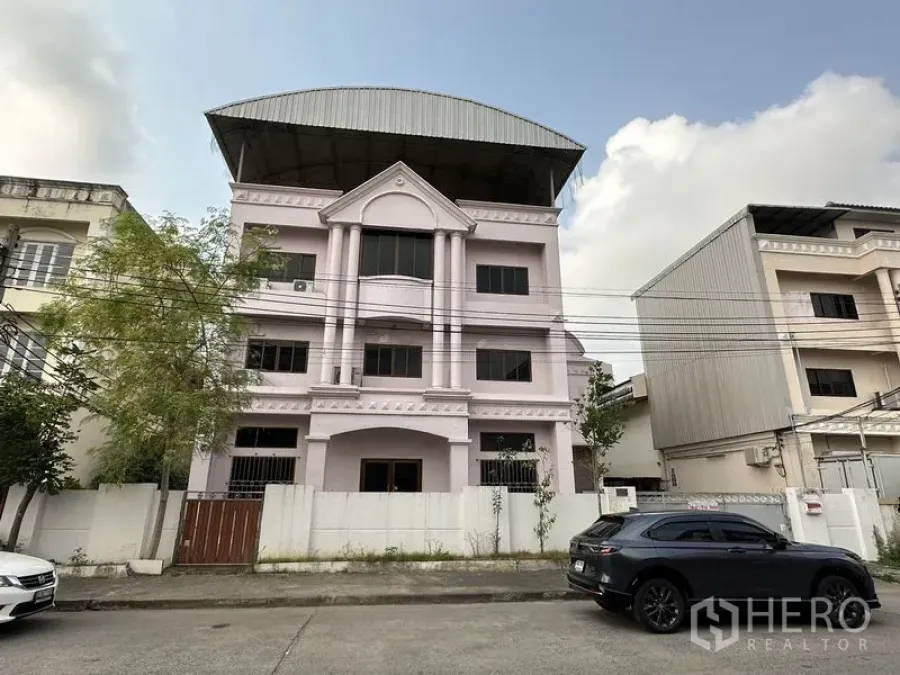 工厂 出租在Bang Bua Thong, Nonthaburi - 三层厂房办公楼立面，金属屋顶与前方围墙，位于Bang Bua Thong，Nonthaburi