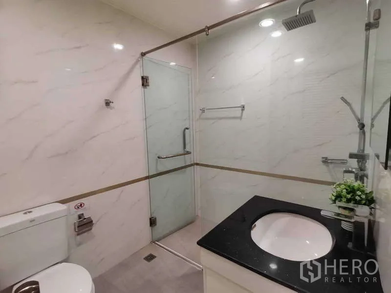 อพาร์ทเมนท์ ให้เช่า - ห้องน้ำร่วมสมัย เคาน์เตอร์หิน อ่างล้างหน้า และตู้ฝักบัวกระจก