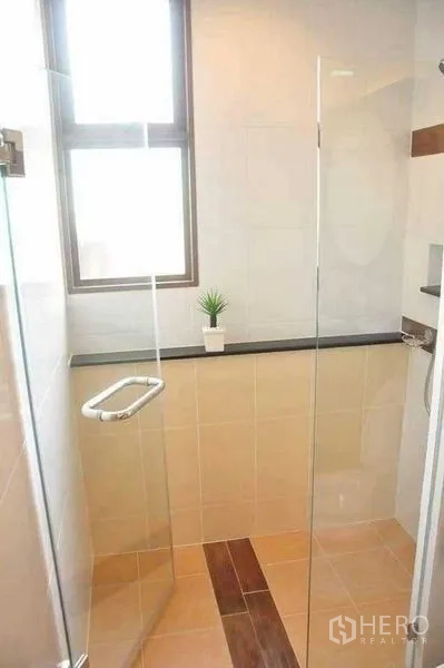 ทาวน์เฮาส์ ให้เช่าในPhra Khanong, Bangkok - ห้องน้ำพร้อมตู้ shower กระจก หน้าต่าง และผนังกระเบื้อง