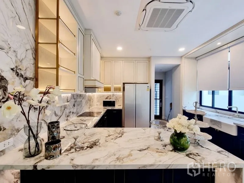 บ้าน ให้เช่าในSaphan Sung, Bangkok - ครัวลายหินอ่อนสมัยใหม่ เคาน์เตอร์ไอส์แลนด์ ตู้บิลต์อิน และตู้เย็นสแตนเลส
