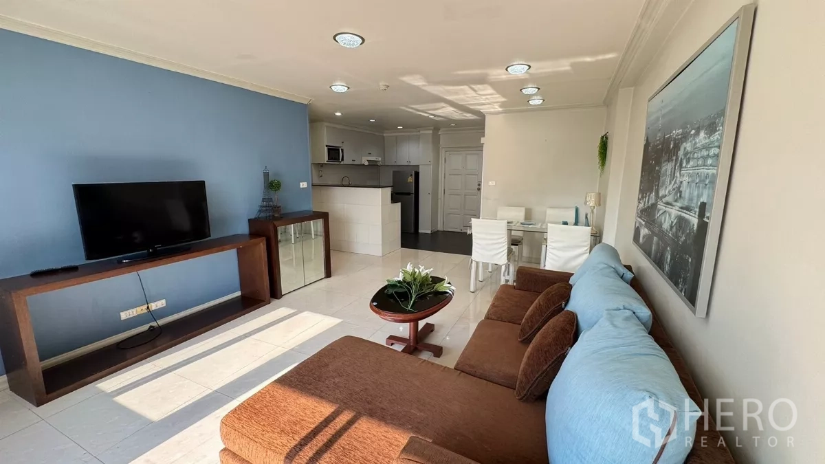 คอนโด ให้เช่าในKhlong Toei, Bangkok - มุมห้องนั่งเล่นไปยังครัวและโต๊ะอาหาร ไฟฝ้าลอย