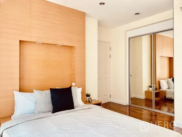 คอนโด ให้เช่าในWatthana, Bangkok - ห้องนอนพร้อมตู้เสื้อผ้าบานกระจกและหัวเตียงไม้