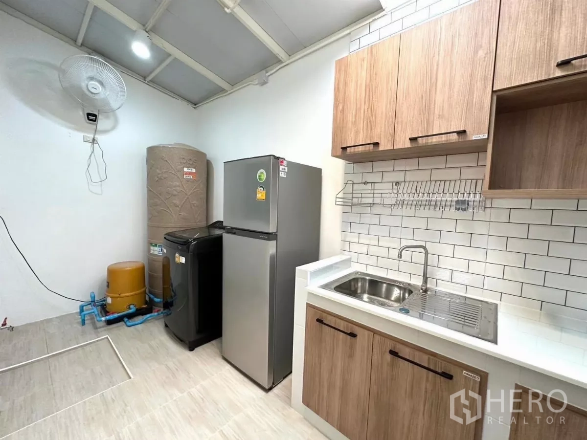 ทาวน์เฮาส์ ให้เช่าในBang Phli, Samut Prakan - ห้องครัว/ซักล้าง พร้อมตู้เย็น เครื่องซักผ้า อ่างล้างจาน และผนังกระเบื้องสีขาว