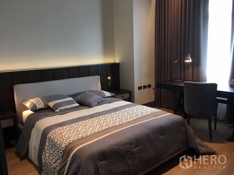 คอนโด ให้เช่าในWatthana, Bangkok - ห้องนอนรอง เตียงคู่ โต๊ะข้าง เตียงพร้อมโต๊ะทำงาน และผ้าม่านทึบ