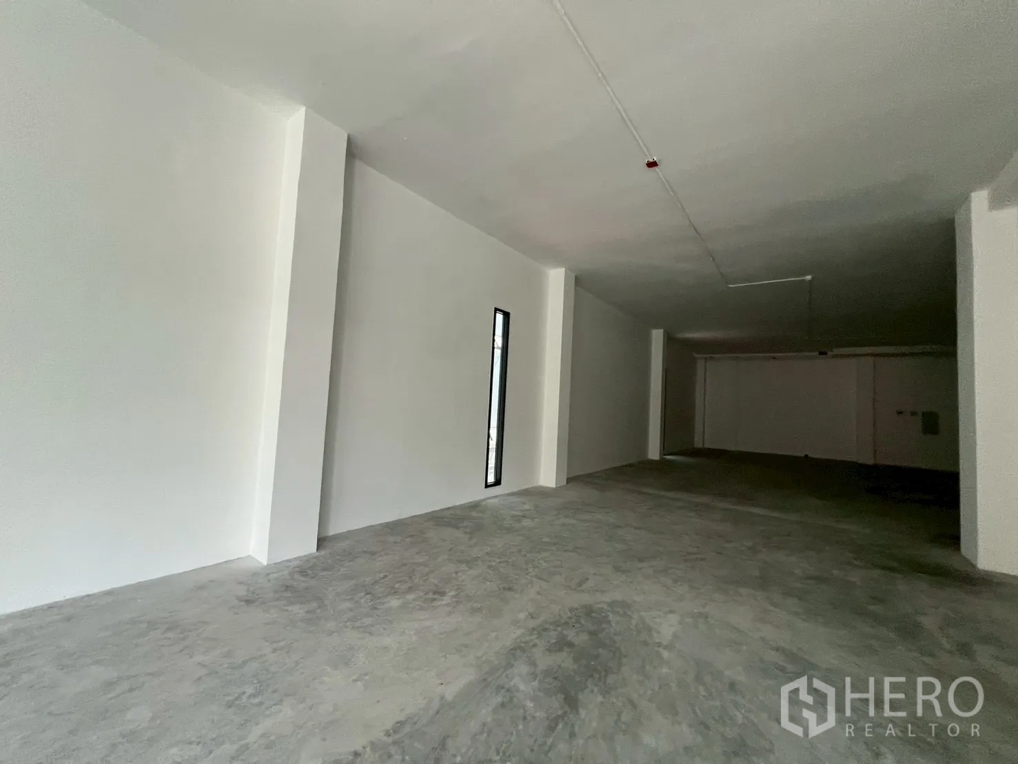 Retail Space for rent in Khlong Toei, Bangkok - Deep open-plan interior with white walls and unfinished concrete floor ready for tenant fit-out.