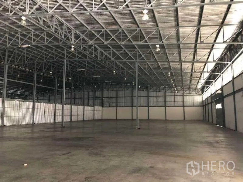 คลังสินค้า ให้เช่าในBang Phli, Samut Prakan - โกดังสแปนกว้าง เพดานสูง ประตูม้วน และช่องแสงด้านข้าง